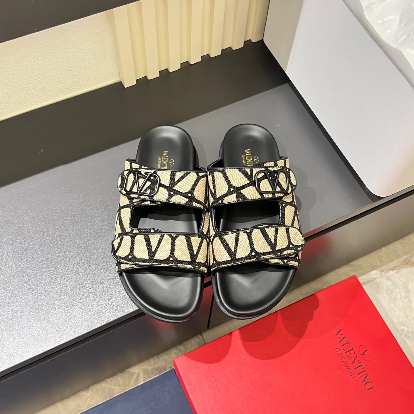 p300《VALENTINO》Warren Men🧍‍♂️Spring and Summer New Style. Cowhide logo flat slippers, elegant sandals, the same style worn by celebrities, original molding, imported calfskin. Rubber outsole. Soft and durable, full set of counter packaging, 38-44!